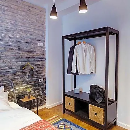 First Hostel Bükreş